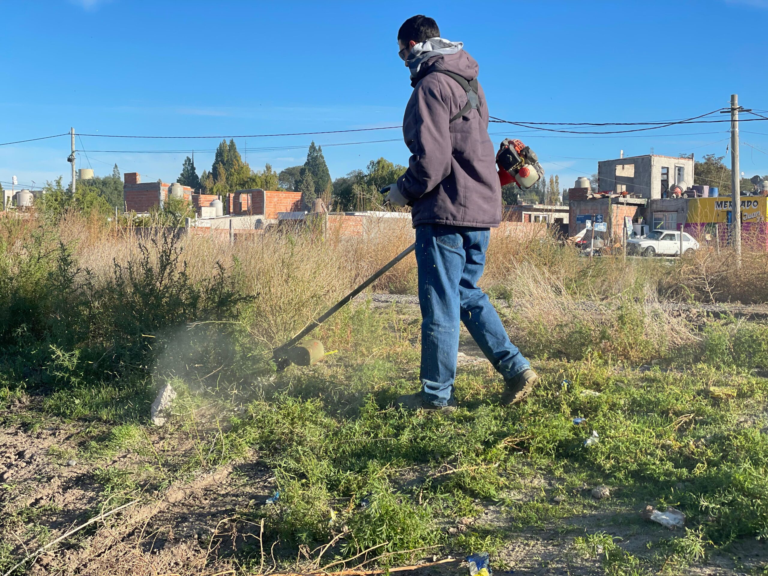 Avanzan los trabajos de mantenimiento y limpieza urbana en diferentes ...